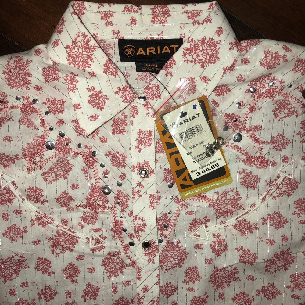 Beautiful ARIAT button down-NWT